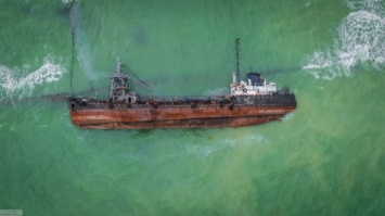 Пробили дно. Почему в Одессе восьмой месяц не могут поднять затонувший танкер Delfi