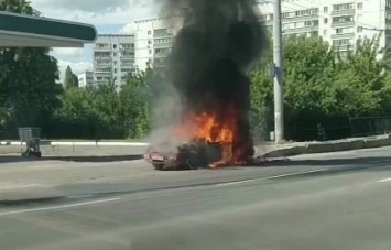 В Харькове во время движения загорелся легковой автомобиль: машина полностью сгорела, - ВИДЕО