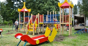 В городе ремонтируют детские площадки