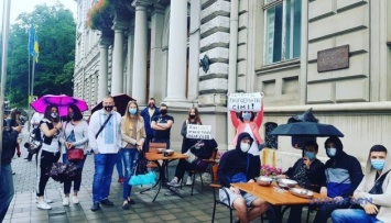 Во Львове владельцы баров и караоке-клубов пикетировали ОГА