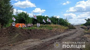 Строительство дороги на Салтовку: предприниматели разбили палаточный городок и блокируют работы, - ФОТО