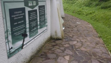 В Сваляве повредили мемориал на месте советского концлагеря для венгров