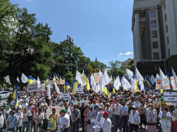 Около пяти тысяч сотрудников "Укрлендфарминга" вышли на митинг с требованием прекратить террор агрохолдинга