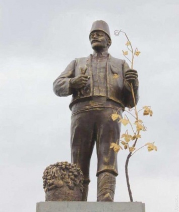 С ведром на голове и виноградной лозой: в Одесской области Ленина превратили в болгарского колониста
