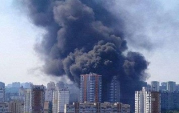 В Киеве возник пожар на недострое на Подоле