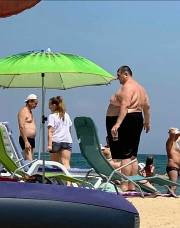 Появились фото Юзика, отдыхающего на пляже в Одесской области в плавках и с пивом