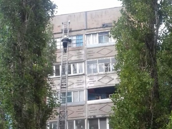 В Южноукраинске мужчина застрял в окне технического этажа девятиэтажки