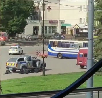 В Луцке террорист захватил автобус с людьми, - ФОТО