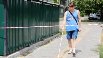 В Никополе на улице Каштановой появился тротуар с тактильной плиткой: что не так