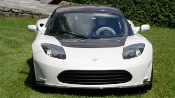 Последний собранный экземпляр Tesla Roadster продают за 1,47 миллиона долларов (ФОТО)