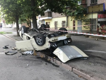 В Кривом Роге автомобиль с пассажирами влетел в здание и перевернулся на крышу. Водитель сбежал с места ДТП, - ФОТО