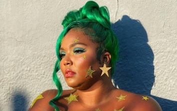 Певица Lizzo "в звездах" снялась топлес