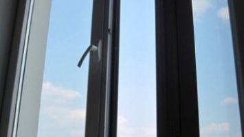 В Днепре на Владимира Вернадского девочка выпала из окна второго этажа: подробности