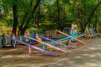 Днепряне уже шестой раз просят привести в порядок детскую площадку в парке Глобы