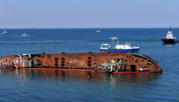 Шмыгаль поручил Криклию взять на контроль ситуацию с танкером Delfi