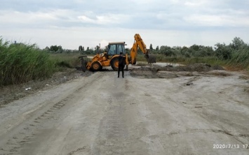 Мужчины с лопатами против трактора: в Лазурном ограничили въезд на дикий пляж