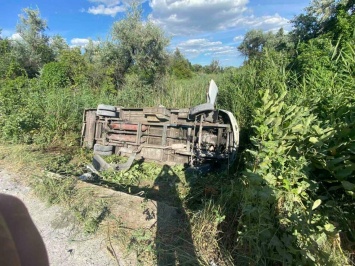 На Днепропетровщине автобус вылетел в кювет: 15 пострадавших, водитель скрылся