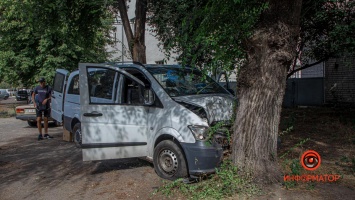 В Днепре на Академика Белелюбского Mercedes-Benz влетел в дерево: пострадали шесть человек