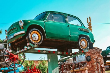 В Запорожской области открыли музей ретро-автомобилей под открытым небом - фото