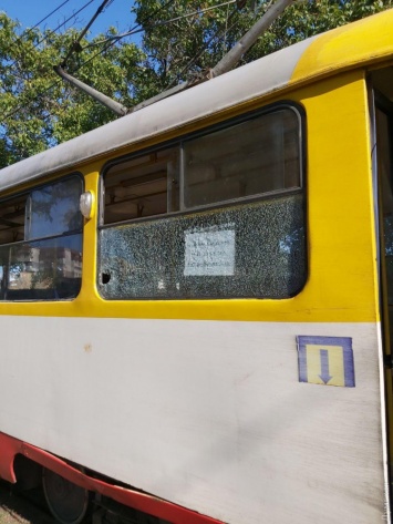 В Одессе хулиганы забросали трамвай камнями: разбито стекло, ранена пассажирка