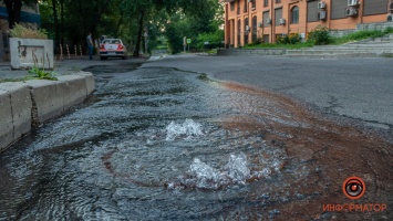 В Днепре на Академика Чекмарева из-под люка бьет фонтан воды