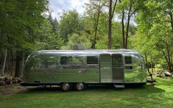 В сети показали 9-метровый дом на колесах от компании Airstream International