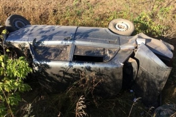 В Запорожской области автомобиль съехал с дороги и перевернулся: водитель погиб