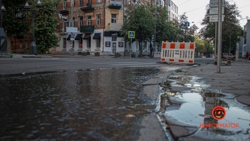 Из-за прорыва канализации в Днепре затопило улицу Челюскина