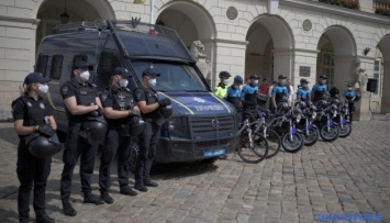 На улицы Львова выехали полицейские мотопатрули