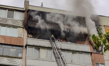 В Киеве вспыхнул серьезный пожар в многоэтажке