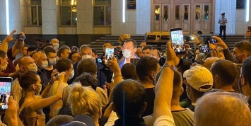 В Хабаровске вышедшего к протестующим Дегтярева проводили аплодисментами
