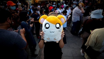 В Таиланде на антиправительственный митинг "вывели" плюшевых хомяков с аниме