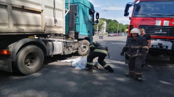 В Павлограде мужчина попал под колеса грузовика