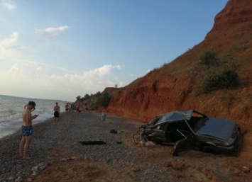 В Крыму машина рухнула с обрыва на пляж (ФОТО)