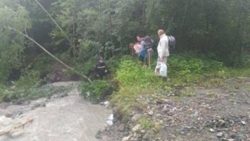 На Прикарпатье спасатели освободили львовских туристов из водной ловушки