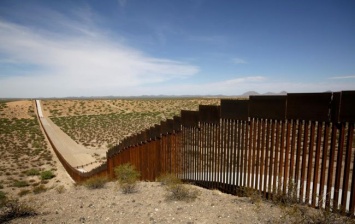 Ураган обрушил часть "стены Трампа" на границе США и Мексики (ВИДЕО)