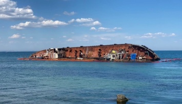 В мэрии Одессы объяснили, почему не удается поднять танкер Delfi
