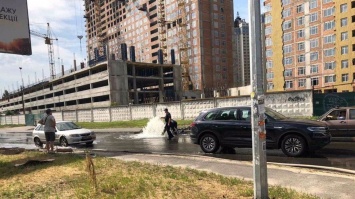 В Киеве фура сбила пожарный гидрант: гейзер воды залил дорогу