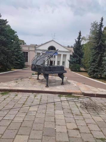 В Днепровском появился креативный арт-рояль (ФОТО)