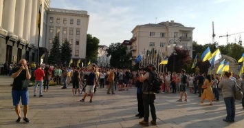 Акция протеста против перемирия на Донбассе проходит в Киеве (ФОТО, ВИДЕО)