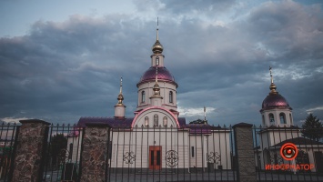 Удивительная красота: как в Днепре выглядит женский монастырь на Рылеева пасмурным летним вечером