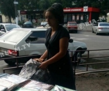 От мяса до постельного - ромы в Мелитополе устроили мини-рынок на тротуаре (фото)