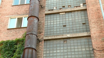 В Запорожье со здания многоэтажки свисают огромные металлические трубы