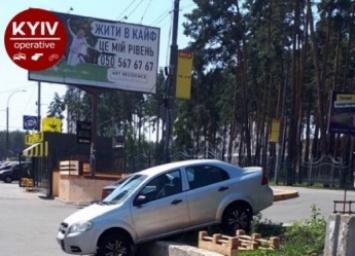 Под Киевом водитель забыл о "ручнике" - все завершилось эпичной аварией (фото)