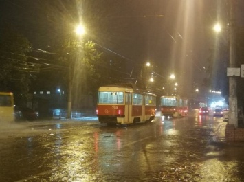 Непогода в Мариуполе: затопленная Песчанка, застрявшие трамваи и угроза для жителей пр. Лунина, - ФОТО