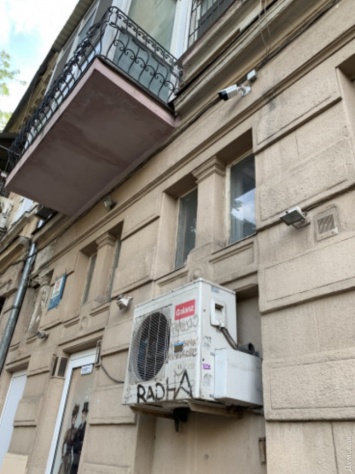 На фасаде одесского памятника архитектуры установили промышленный кондиционер, обдувающий горячим воздухом квартиры