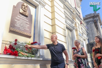 На здании Николаевского русдрама открыли мемориальную доску в память о его многолетнем руководителе Николае Кравченко (ФОТО)