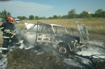 В Лисичанске загорелся автомобиль. Водитель - в тяжелом состоянии (видео)