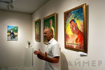 Лидер «Масок» открыл выставку своих картин в Горсаду