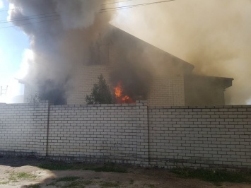 Более 300 квадратных метров огня: под Харьковом спасатели тушили жилой дом, - ФОТО